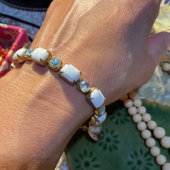Vintage white glass and AB rhinestone bracelet - Picture 5 of 7